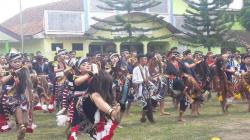 Ratusan Siswa di Temanggung Menari Jaran Kepang Massal