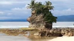 Indahnya Pantai Batu Guri Pesisir Barat dengan View Batu Karang dan Suara Deburan Ombak