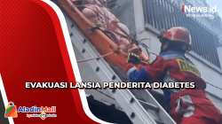 Evakuasi Lansia Penderita Diabetes dari Lantai 2 Rumah di Tambora Berlangsung Dramatis