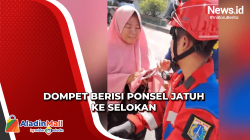 Petugas Damkar Tolong Emak-Emak yang Dompetnya Berisi Ponsel Jatuh ke Selokan