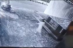 2 Pria di Tarakan Terekam CCTV Curi Tangga Lipat Toko