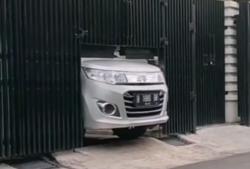 Viral Mobil Parkir di Garasi tapi Moncongnya Nongol di Pagar, Netizen Salut: Daripada Halangi Jalan
