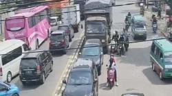 Akses ke Masjid Al Jabbar Bandung Macet, Kendaraan Mengular hingga ke Jalur Lain<