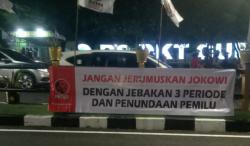 Spanduk Projo Tolak Jabatan Presiden 3 Periode Bertebaran di Surabaya