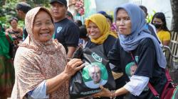 Warga Prasejahtera di Cirebon Semringah Dapat Sembako dari Kowarteg Jabar