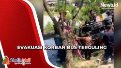 Bus Rombongan Hajatan Pernikahan Terguling dan Masuk Saluran Air di Rorotan