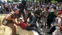 Bentrok dengan Pedagang, Satpol PP Gagal Bongkar Puluhan Bangunan di Lhokseumawe