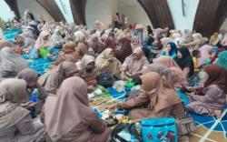 Emak-Emak Botram di Masjid Al Jabar Bandung, Semur Jengkol Kotori Karpet dari Turki<