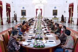 Jokowi Kumpulkan OJK Cs di Istana, Bahas Apa?