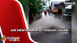 Viral, Air Menyembur di Tengah Jalan Bantargebang