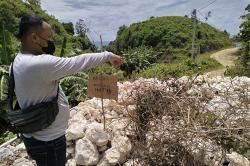 Kecewa Kebijakan Kelurahan, Warga Tutup Jalan Masuk Pantai Widodaren dengan Tumpukan Batu 6 Kubik
