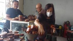 Jelang Imlek, Produsen Kue Keranjang Legendaris di Tasikmalaya Kebanjiran Order