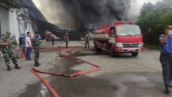 Pabrik Plastik di Tangerang Terbakar, Warga Panik Keluarkan Barang-Barang<