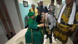 Bertemu Abah Aos, TGB Zainul Majdi Dikalungkan Tasbih<