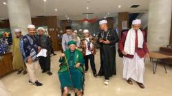 Bertemu Abah Aos, TGB Zainul Majdi Dikalungi Tasbih dan Dibisiki Petani Pohon Antigempa<