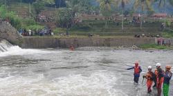 Loncat ke Bendungan Cikundul Cianjur, Seorang Pelajar Hilang Terseret Arus <