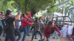 Demo Tolak Perppu Cipta Kerja, Massa Lempari Gedung DPRD Sumut Pakai Telur dan Tomat<
