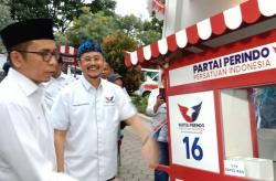Bagikan Gerobak ke Pelaku UMKM di Bandung, TGB: Bukti Perindo Peduli Rakyat Kecil<