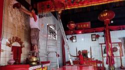 Sambut Imlek, Kelenteng Kong Fuk Miau Bangka Barat Gelar Tradisi Bersih-bersih 