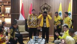Ridwan Kamil Resmi Gabung dengan Partai Golkar, Disematkan Jas Kuning oleh Airlangga<