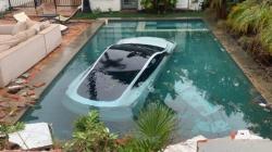 Viral Mobil Listrik Tesla Nyemplung ke Kolam Renang, Mau Ngerem Malah Injak Gas