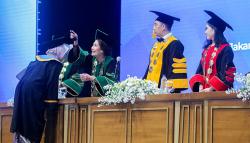 Foto Wisuda Angkatan Pertama MNC University 