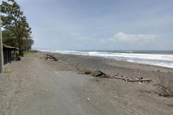  Jalan Aspal di Pantai Pandansari Rusak Berat akibat Abrasi