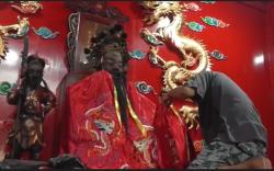 Persiapan Imlek di Kelenteng Gie Hap Nio, Bersih-Bersih hingga Ganti Jubah Patung Dewa