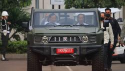 Momen Prabowo Bawa Rantis Maung Jadi Sopir Jokowi 