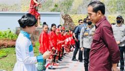 Jokowi Tampil Beda saat Kunker ke Manado : Sekali-kali Pakai Warna lain