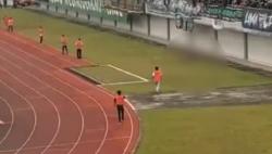 Nonton Persebaya vs Persita, Suporter Jatuh dari Tribun Stadion Indomilk Arena Tangerang