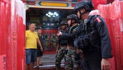 Prajurit TNI-Polri Patroli ke Kelenteng di Pontianak