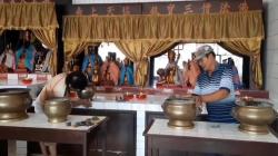Persiapan Jelang Imlek 2574, Warga Tionghoa Bersih-Bersih Vihara Tertua di Kota Tasikmalaya