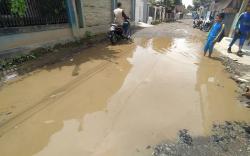 Parah, Jalan Kabupaten di Cihampelas KBB Jadi Kubangan akibat Tidak Pernah Diperbaiki<