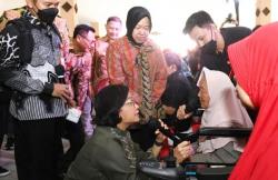 Tinjau Langsung Penyaluran Bansos, Sri Mulyani: Semoga Bisa Dirasakan Manfaatnya