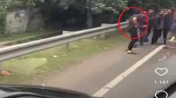 Viral Pria Bersedan Mewah Keluarkan Benda Mirip Pistol saat Ribut di Jalan Tol