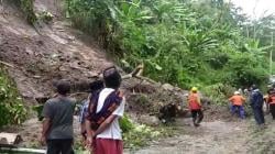 Tebing 30 Meter Longsor Timbun Jalan di Cidolog Sukabumi, Lalin Sempat Putus