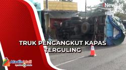Truk Pengangkut Kapas Tabrak Toko dan Tiang PJU di Jombang