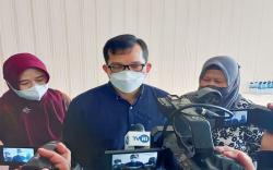 Viral Antrean di RSMH Palembang Pakai Sandal dan Batu Bata