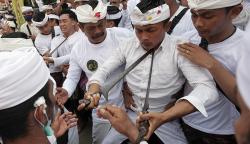 Umat Hindu Bali Kesurupan Massal, Keris Ditusuk ke Leher dan Dada