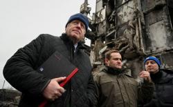  Mantan PM Inggris Boris Johnson Tiba-Tiba Kunjungi Ukraina, Selfie dengan Warga