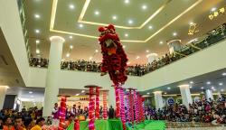 Atraksi Barongsai Meriahkan Tahun Baru Imlek 2574 di Pusat Perbelanjaan 