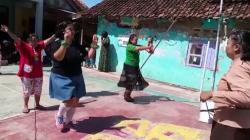 Tampil Beda, Warga Main Drumband dari Kaleng di Hari Jadi Pemalang, Ada Emak-Emak <