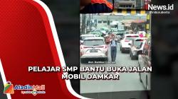 Salut, Aksi Siswa SMP Bantu Buka Jalan Mobil Damkar yang Terjebak Macet