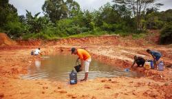Kesulitan Air Bersih, Warga Batam Manfaatkan Penampungan Kolam Air Hujan
