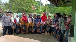 Warga Blora Semringah Dapat Bansos Sembako dari Kabareskrim Polri