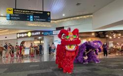 Meriahkan Imlek, Bandara Angkasa Pura I Hadirkan Barongsai hingga Kue Keranjang <
