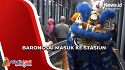 Meriahkan Imlek, Barongsai Masuk ke Stasiun Bandung dan Bagikan Angpau ke Calon Penumpang