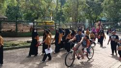 Pengunjung Ragunan Diminta Tak Main Lato-Lato Dekat Hewan, Suaranya Mengganggu