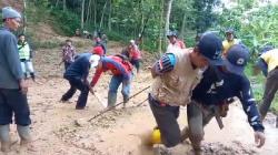 Tebing 60 Meter di Talaga Majalengka Longsor, Jalan Alternatif Tertimbun